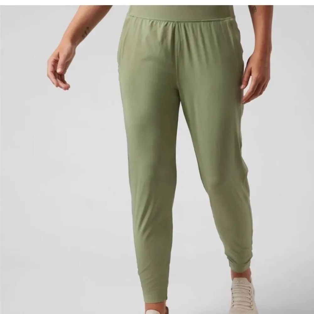 Athleta Run With It Pants M Green
